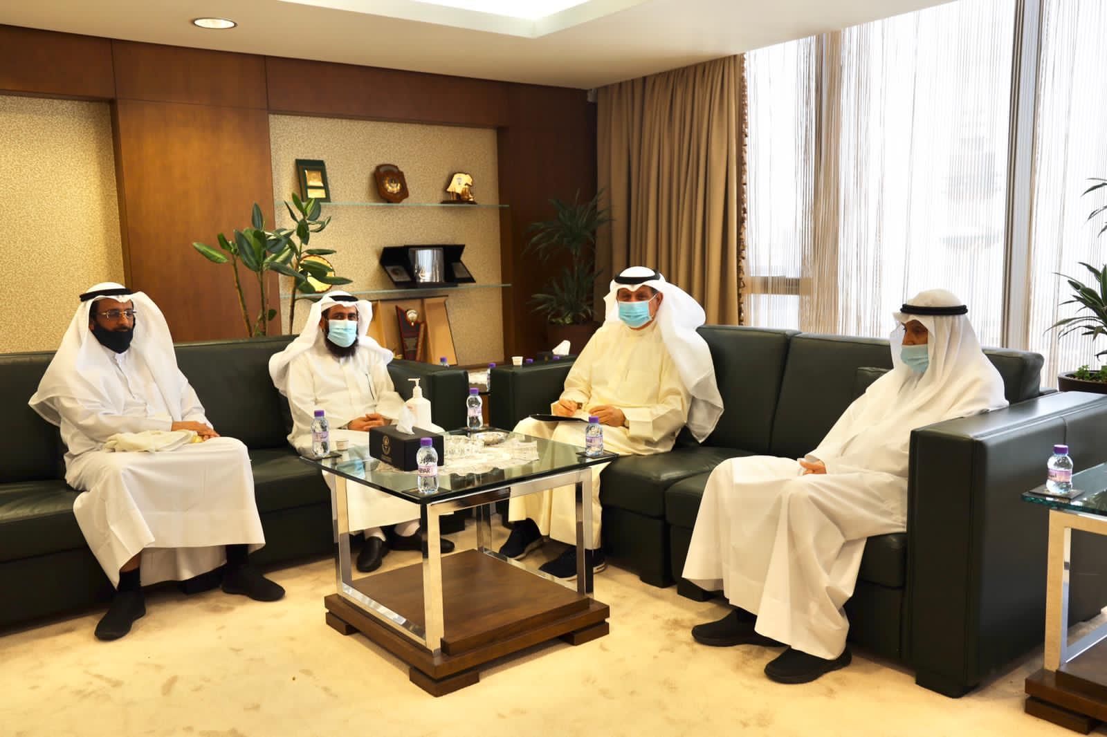 استقبل معالي وزير الاوقاف والشؤون الاسلامية عيسى الكندري في مكتبه أعضاء هيئة الفتوى
