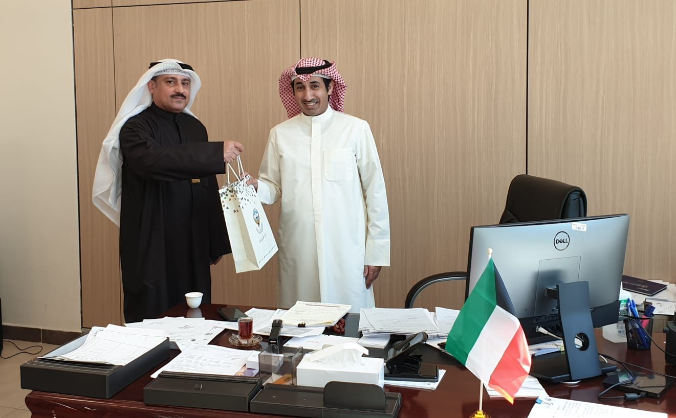 إدارة العلاقات العامة توزع الهدايا على الموظفين والجمهور بمناسبة اليوم الوطني والتحرير لدولة الكويت